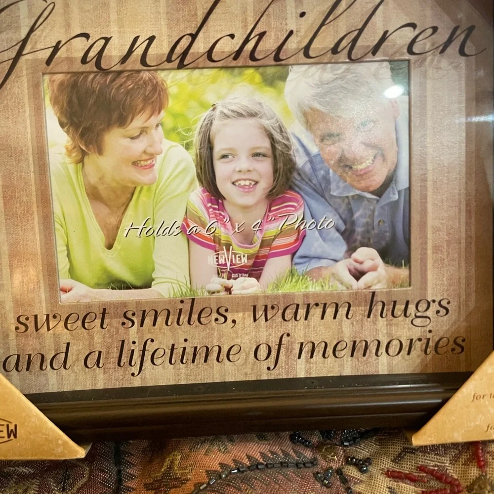 NEW VIEW Elegant brown Picture Frame with Sentimental Accents GRANDCHILD 6x4 New